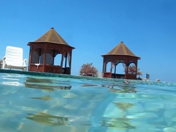 Cámara de buceo en la piscina de agua — Vídeos de Stock