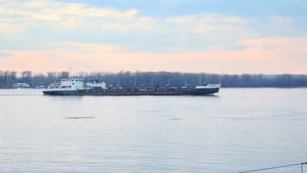 Barges naviguant sur la rivière — Video