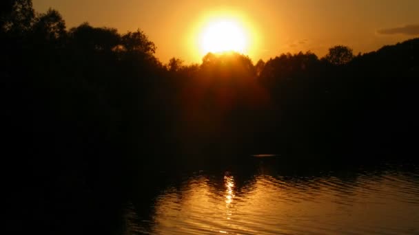 Coucher de soleil sur le lac — Video