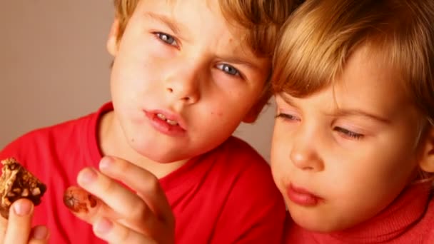 Niño y niña comiendo gofres de chocolate y sonriendo — Vídeos de Stock