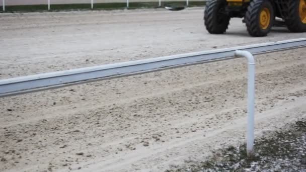 Trekker met speciale plough gaat op de Hippodroom rails — Stockvideo