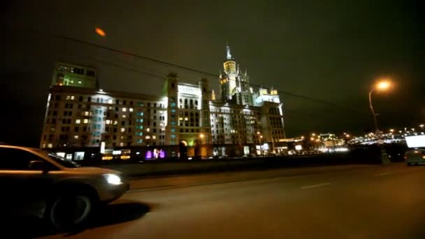 Jeep pasando frente a Kotelnicheskaya Embankment Building — Vídeos de Stock