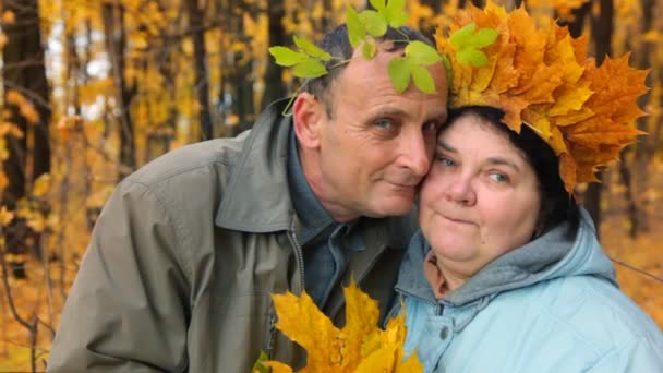 Old man and old woman in autumnal forest — Stock Video