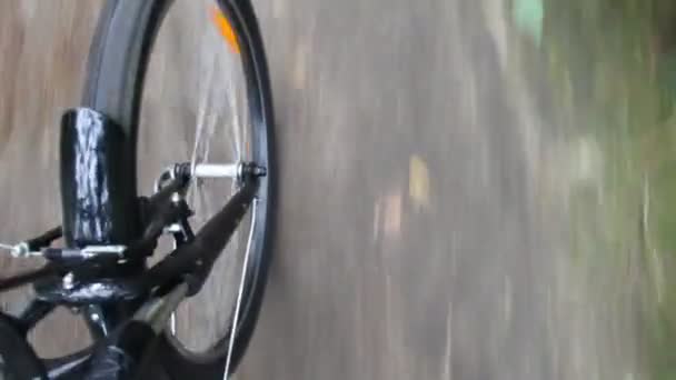 Draaiende wiel van de fiets — Stockvideo