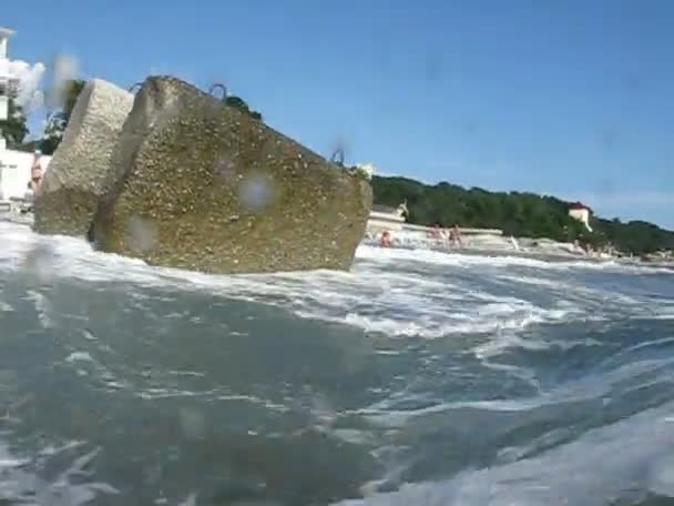 First person video opilý turista topí pod mořské vlny — Stock video