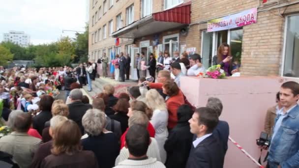 Celebração em frente à escola — Vídeo de Stock