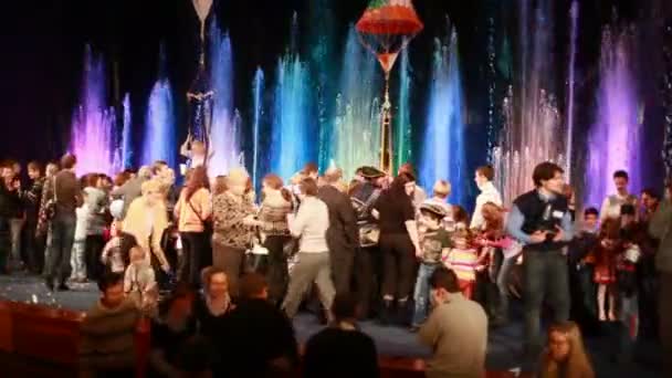 Moskwa - 22 lutego: Cyrk tańczących fontann Akvamarin — Wideo stockowe