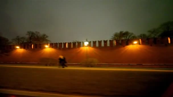 Pasando por la pared del Kremlin por la noche, filmado desde la ventana del coche — Vídeos de Stock