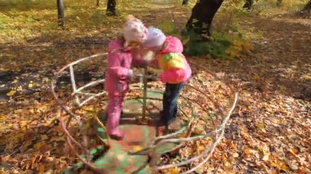 Menino e meninas brincando no playground — Vídeo de Stock