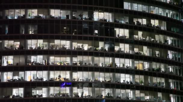 Grote wolkenkrabber bij nacht in de stad met glansde windows en knipperende branden — Stockvideo