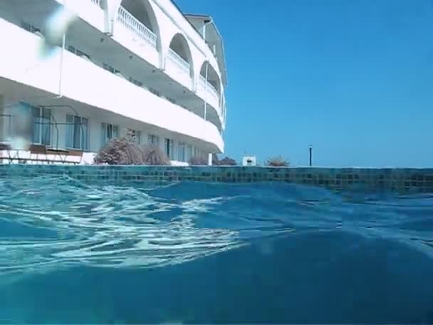 Camera moving on water surface in outdoor swimming pool — Stock Video