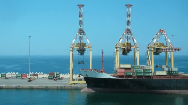 Lastning av laster på lastfartyget på solig dag, främre del av fartyget. tidsinställd. — Stockvideo