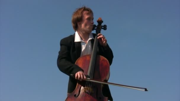 Ung man spelar cello — Stockvideo