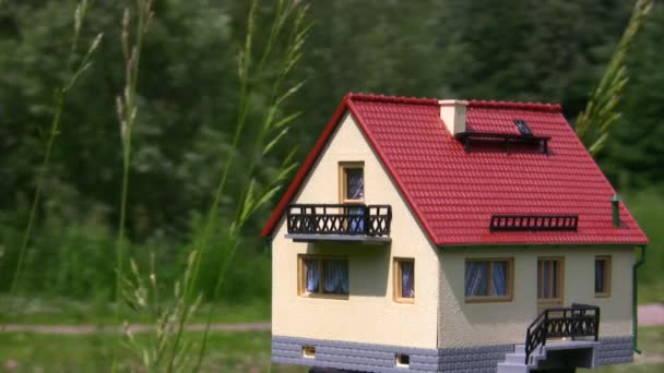 Casa de juguete miniatura al aire libre — Vídeos de Stock