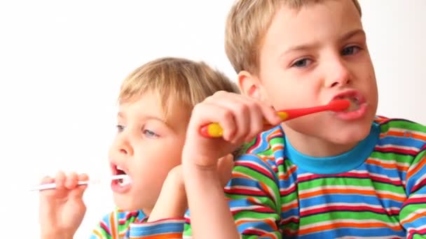 Boy and girl brush teeth — Stock Video