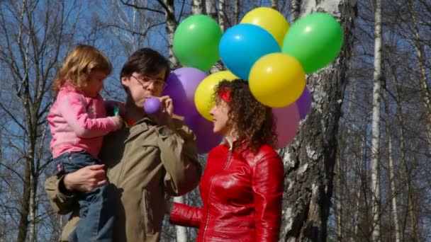 Família de três com bando de balões na floresta de primavera — Vídeo de Stock