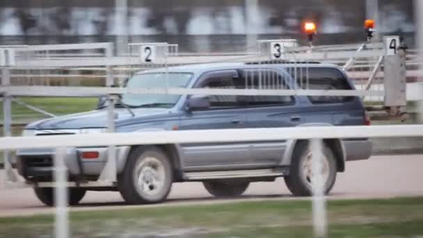 Off-Road auto, speciale auto voor autostart gaat op hippodrome pad — Stockvideo