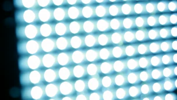 Strålkastare, som består av ljusa blå lysdioder — Stockvideo