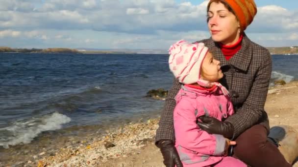 Femme avec fille se tient et regarde la rivière — Video