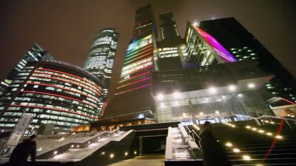 Uitzicht op de wolkenkrabbers business centrum van Moskou met ladders en een vermogen bij nacht — Stockvideo