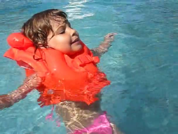 Swimming girl in outdoor water pool — Stock Video