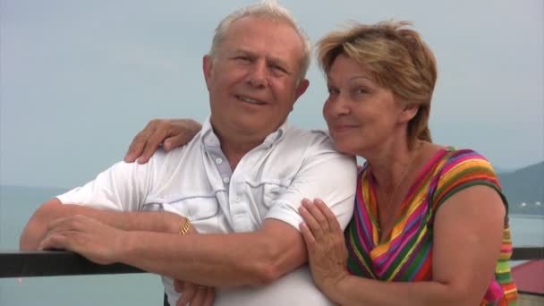 Äldre par står nära Balustrad — Stockvideo