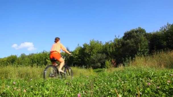 Woman rides bicycle in park — Stock Video