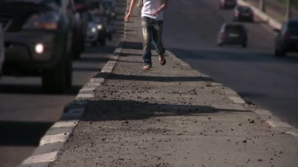 Fötter av flicka kör från kamera på motorvägen mellersta — Stockvideo