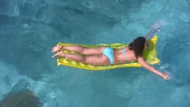 Woman lying on inflatable mattress in water pool — Stock Video