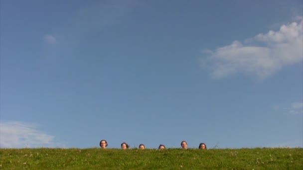 Sei giovani camminano dall'orizzonte alla collina — Video Stock