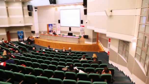 Hall de apresentação com fileiras de assentos, ouvintes e alto-falante — Vídeo de Stock