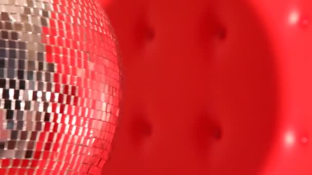 Specchio rotante disco ball nel lato sinistro della cornice — Video Stock