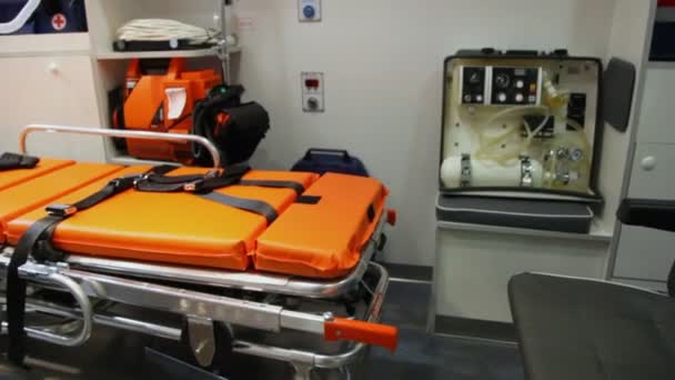Moderne ambulance auto binnen met Bank, leunstoel en apparatuur — Stockvideo
