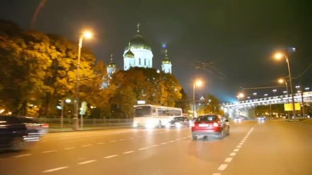 Οδήγηση αυτοκινήτου νύχτα μετά από τον καθεδρικό ναό του Σωτήρος — Αρχείο Βίντεο