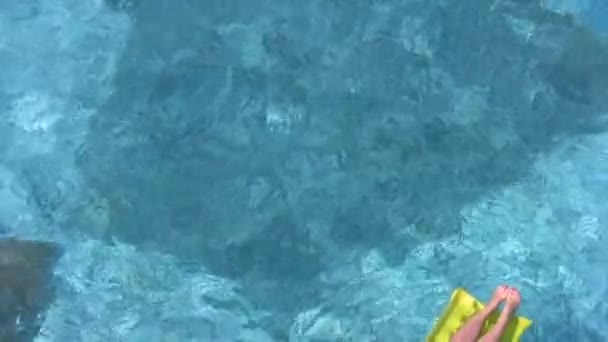 Mujer acostada en colchón inflable en piscina de agua — Vídeos de Stock