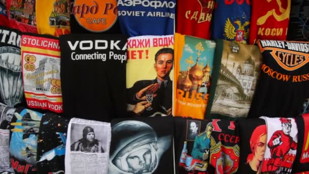 Стелажі російських футболок з символікою країни в кіоску для туристів — стокове відео