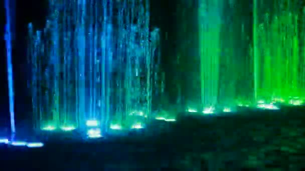 踊る噴水のサーカスで異なる光のファウンテンズ — ストック動画