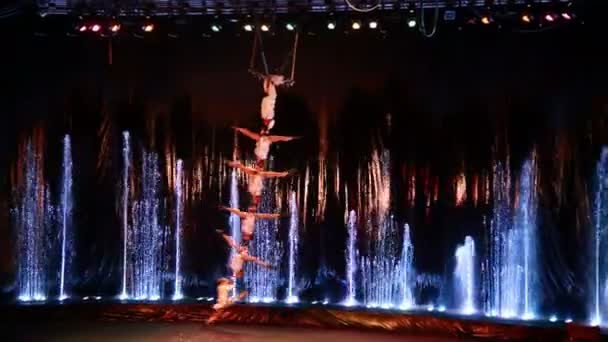 Akrobaten mit offenen Beinen und einem Akrobat schwingen von Seite zu Seite — Stockvideo
