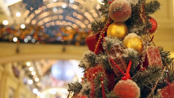 Árbol artificial de cerca decorado con esferas y cuentas en el centro comercial — Vídeos de Stock