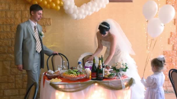 Sposa, sposo e ragazze con palloncini — Video Stock