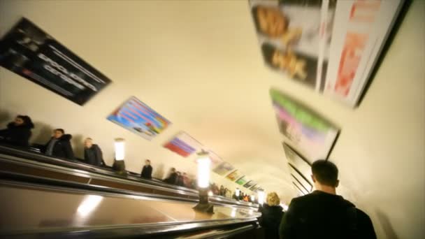 Abajo en el metro en escaleras mecánicas, estación Komsomolskaya — Vídeos de Stock