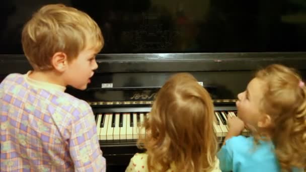 Les enfants jouent ensemble au piano — Video