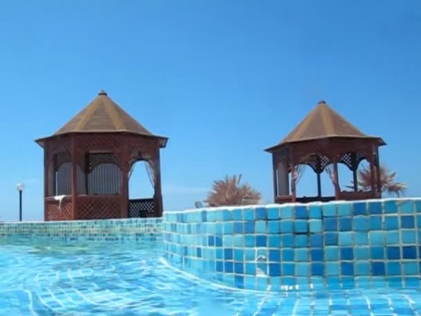 Cámara de buceo en la piscina de agua — Vídeos de Stock