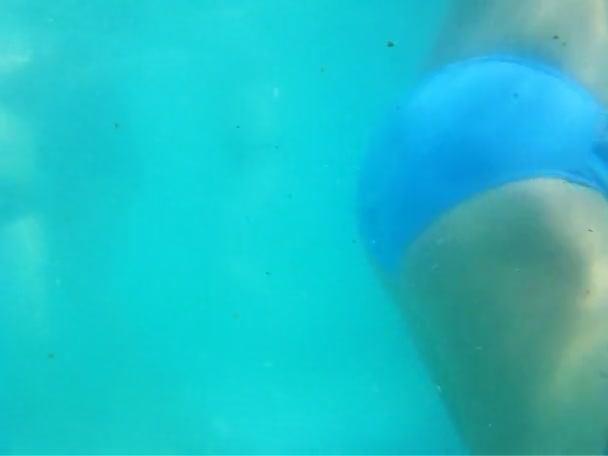 妇女在游泳套装在水池周围奔跑 — 图库视频影像