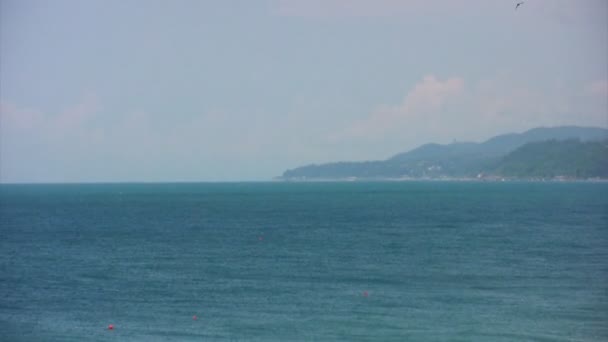 Vista al mar de verano desde la habitación del hotel, alejar el zoom — Vídeo de stock