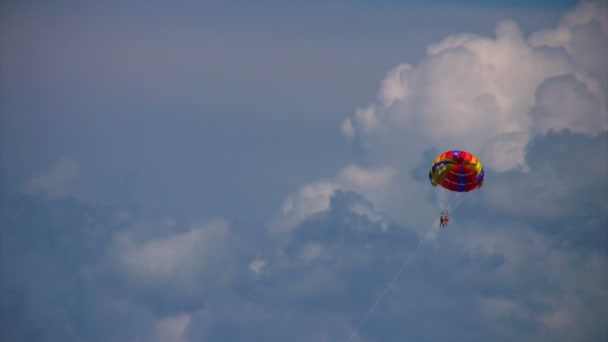 Fallschirmspringen mit zwei Menschen am Fallschirm — Stockvideo