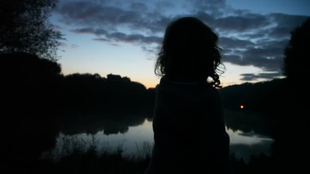 Mädchen steht am Teich im Wald — Stockvideo