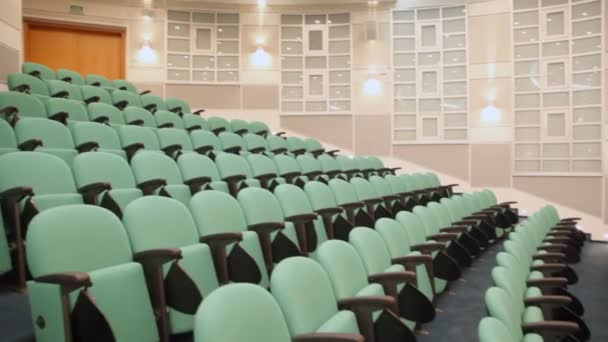 Sillones verdes vacíos en la sala de conferencias — Vídeos de Stock