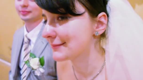 Marié et mariée assis à la table de mariage 