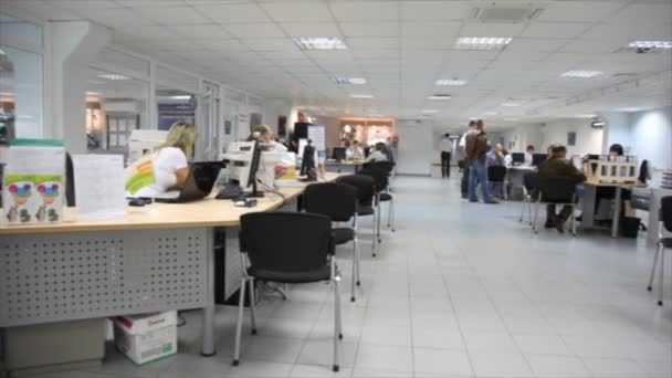 Panorama oficina de salón de coches, donde sus empleados asesoran a los clientes — Vídeos de Stock